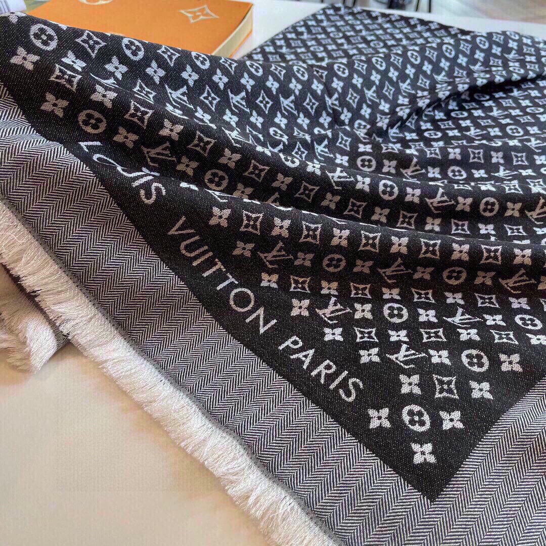 路L家-字母logo提花圍巾 120*120cm 50%羊毛+50%桑蠶絲 黑色