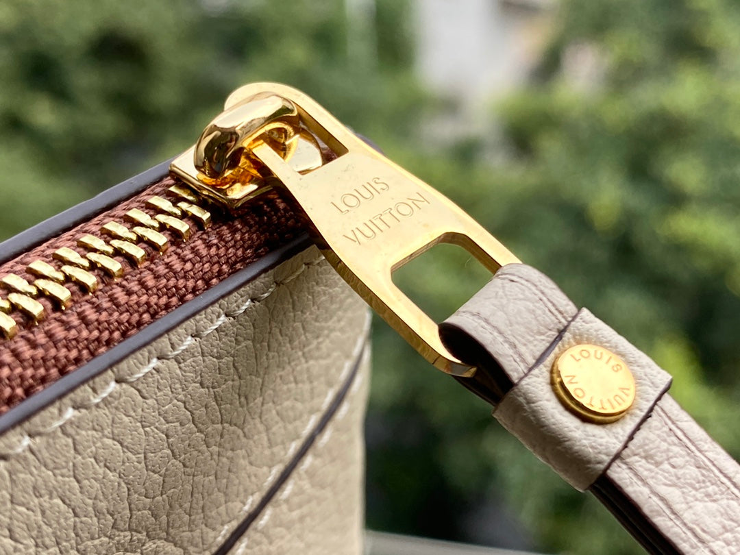LV M80174 Daily 手拿包