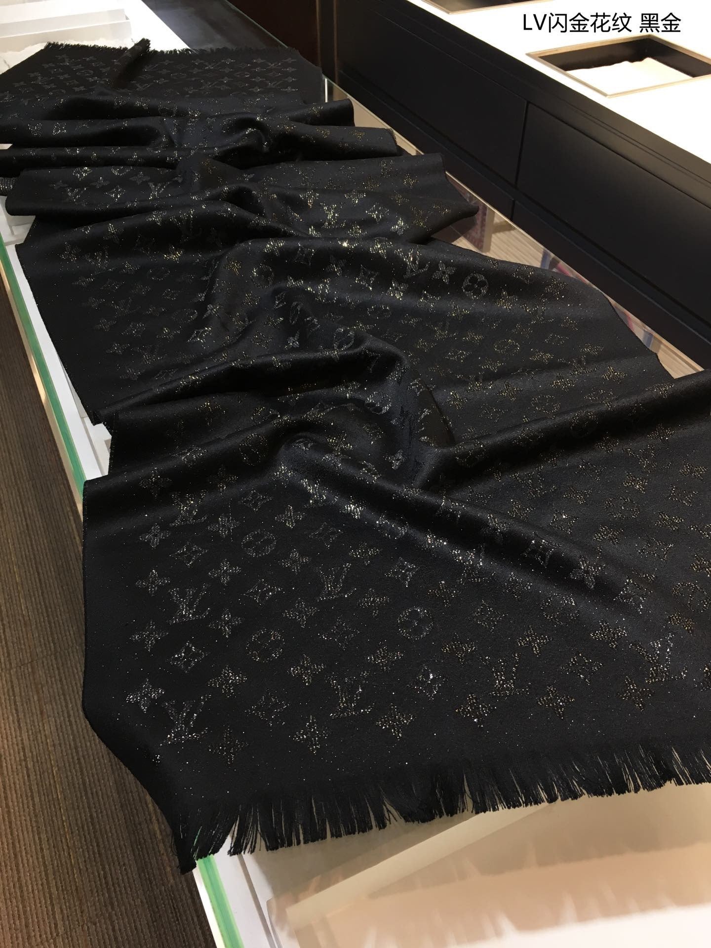 LV閃金花紋羊絨圍巾