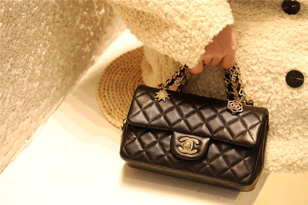 Chanel 吊墜徽章 mini CF