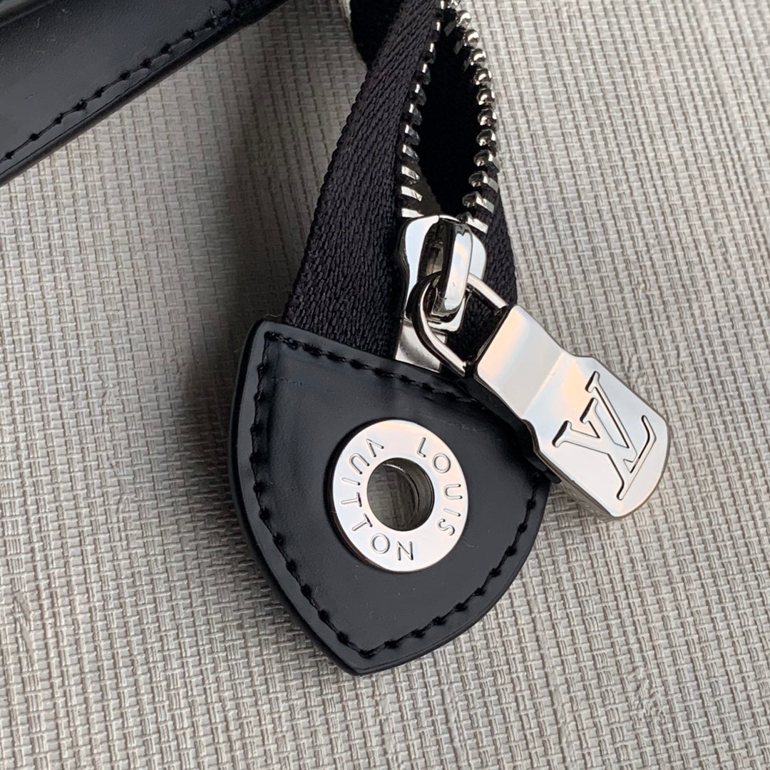 LV M56872 Pochette Voyage 中號手拿包