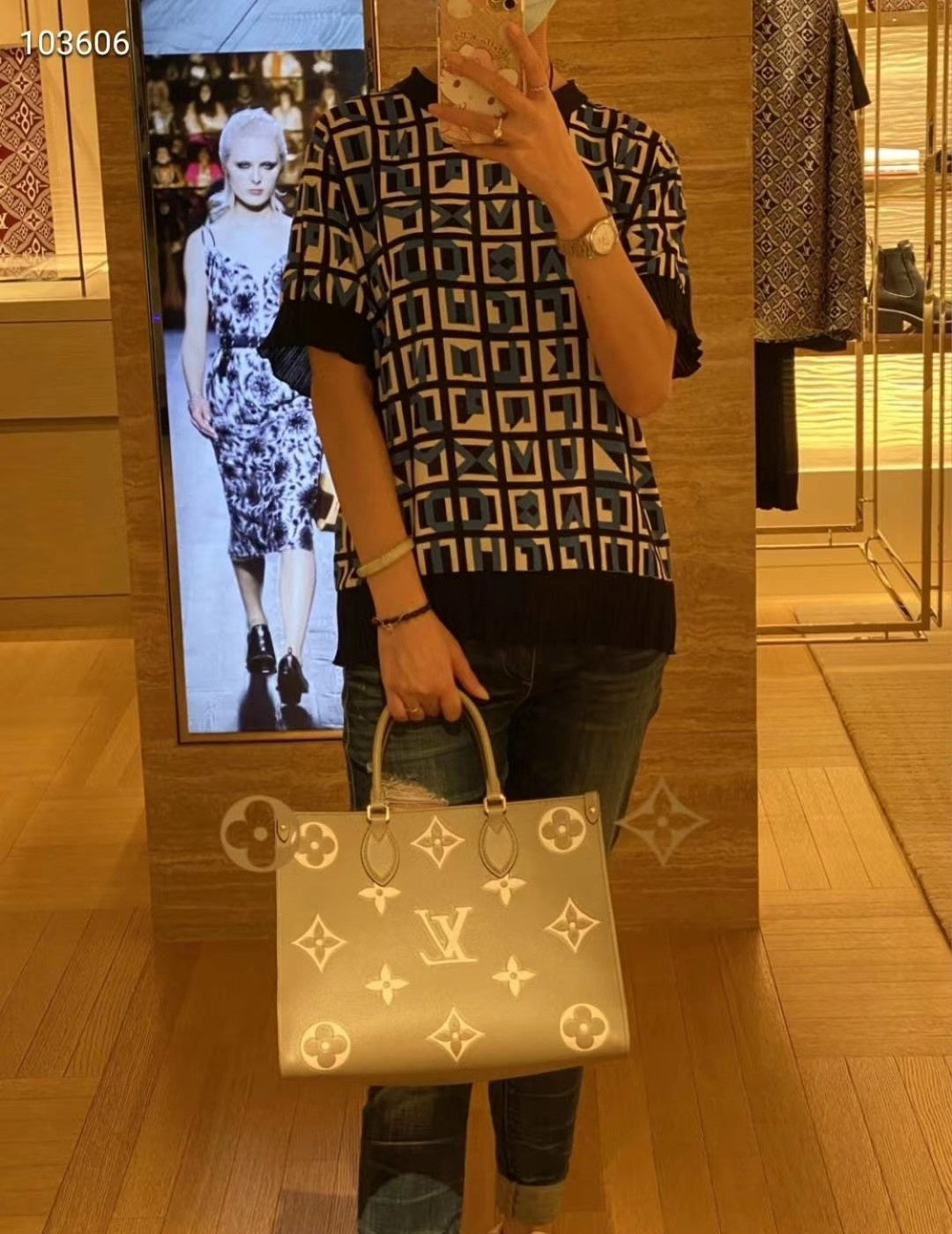 M45494 路L家-Onthego Tote 包 中號 上身照