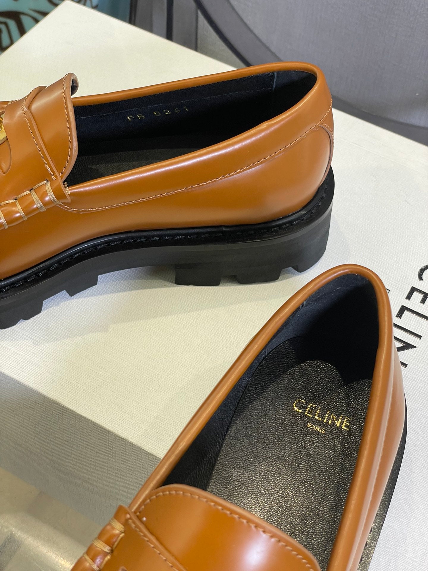 Celine鞋-Celine 五金扣 牛皮 平底樂福鞋（駝色）