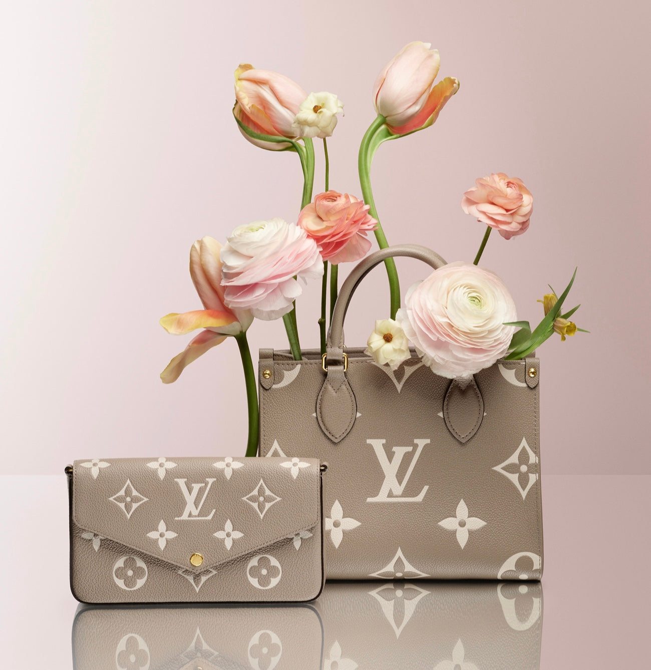 M45779 路L家-Onthego Tote 包 小號 大象灰奶白色 上身照