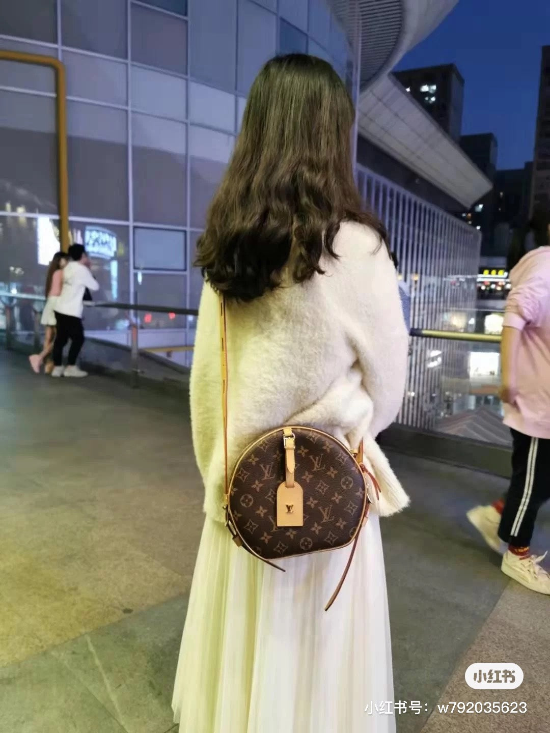 M52294 路L家-BOITE CHAPEAU SOUPLE軟圓餅包 上身照