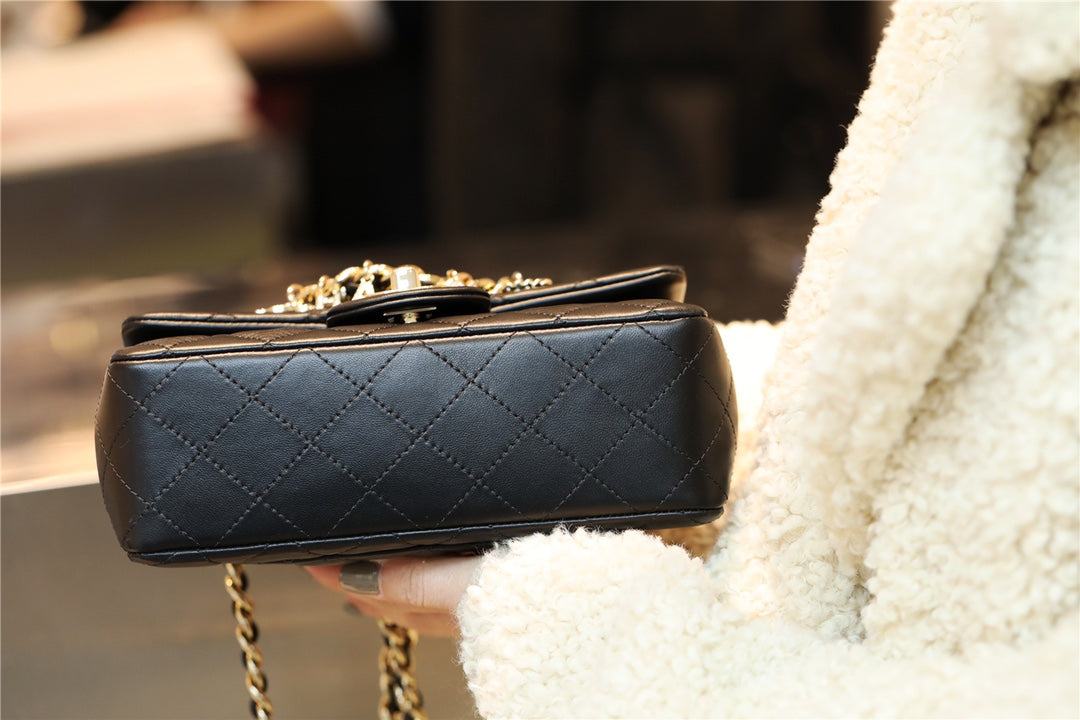 Chanel 吊墜徽章 mini CF