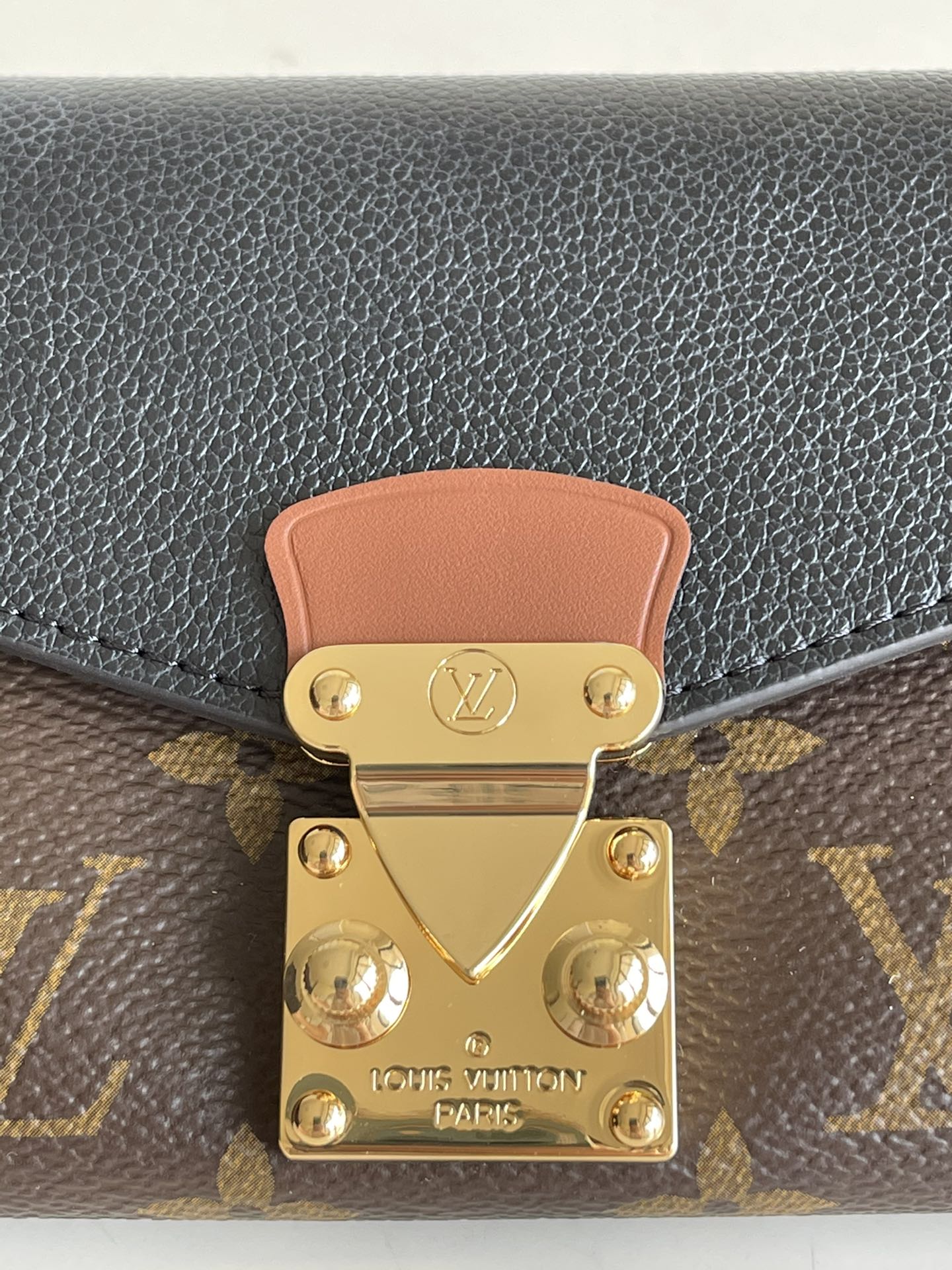LV M58415 黑色老花 信封式Pallas錢夾