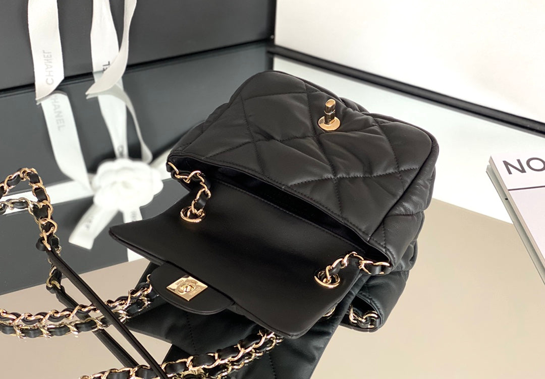 Chanel 度假系列柔軟小牛皮包-黑色