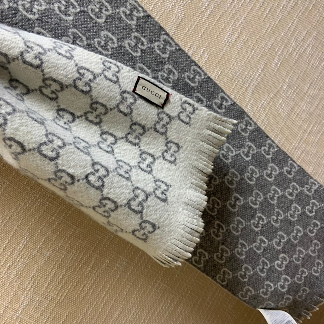 Gucci 雙面羔羊毛圍巾