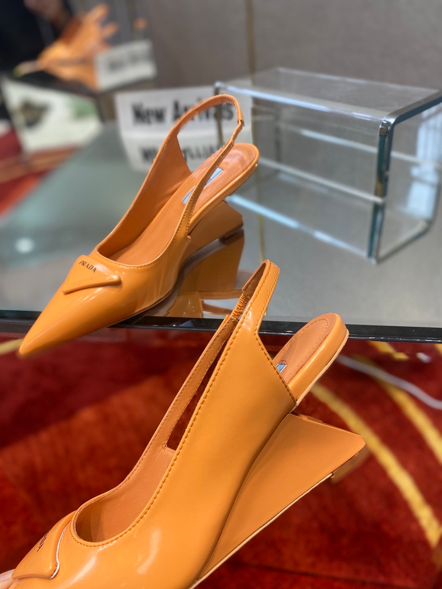 Prada鞋-Prada 漆皮低跟涼鞋（橘）