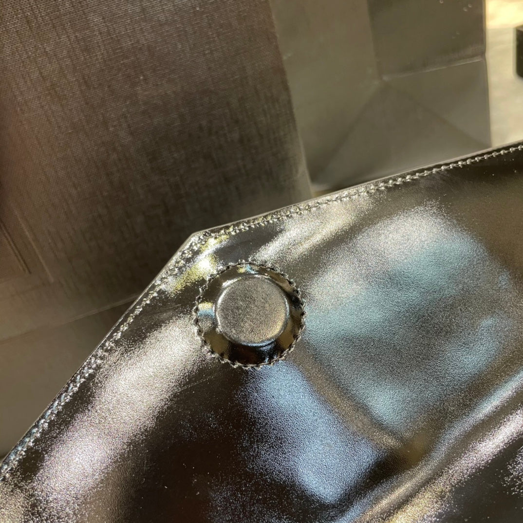 YSL ptown_新品手拿包-黑光滑皮金釦
