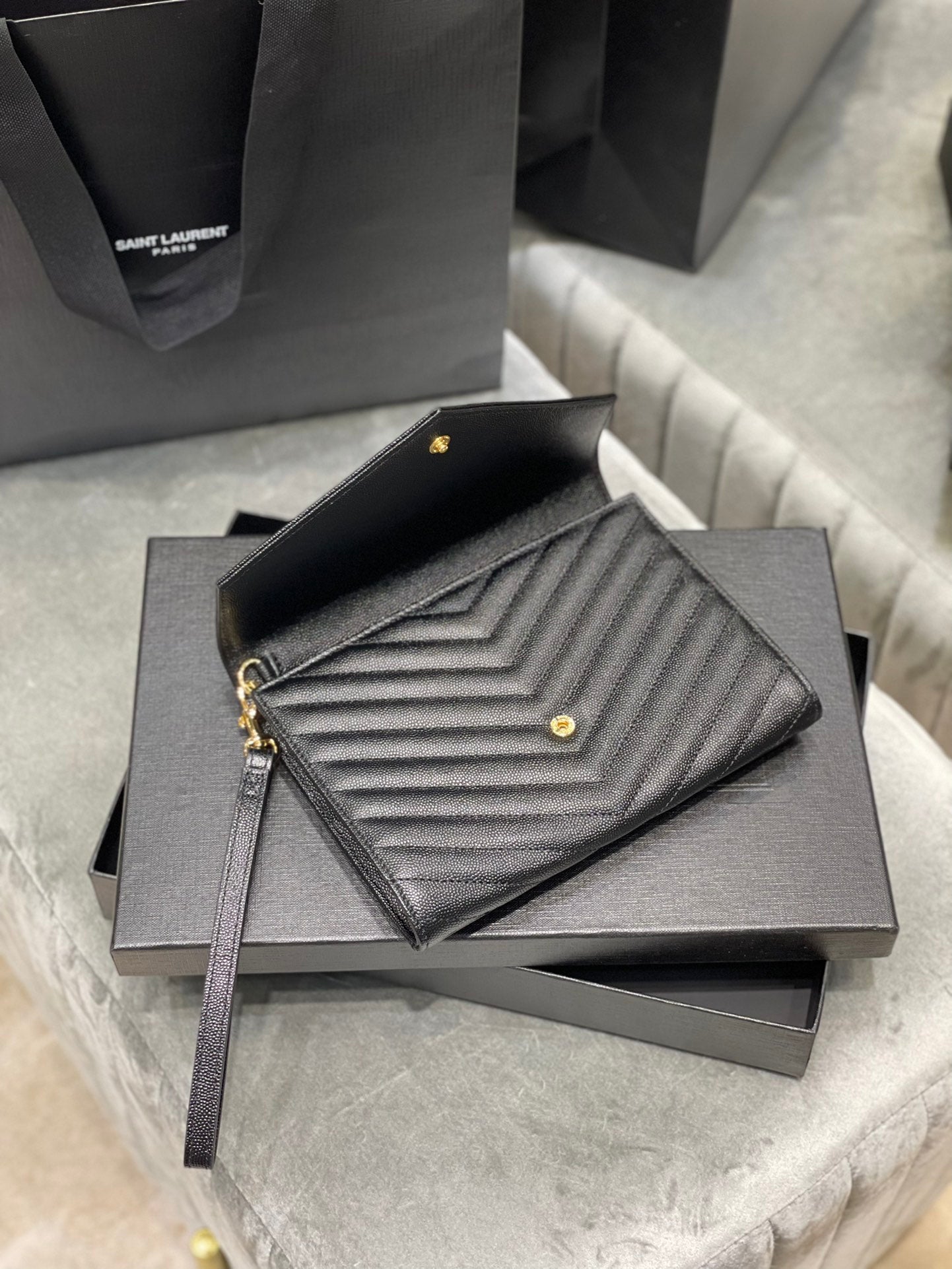 YSL_魚子醬手拿包-黑色金扣