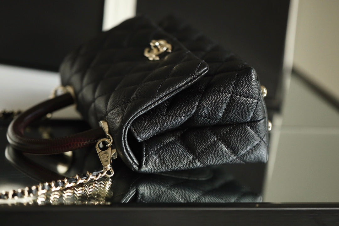 Chanel mini coco handle-黑色球紋牛皮配酒紅色手腕-淡金扣