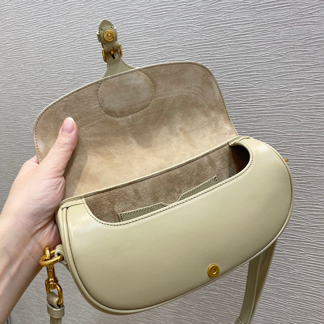 Dior Bobby系列 East-Wes 腋下包 杏色