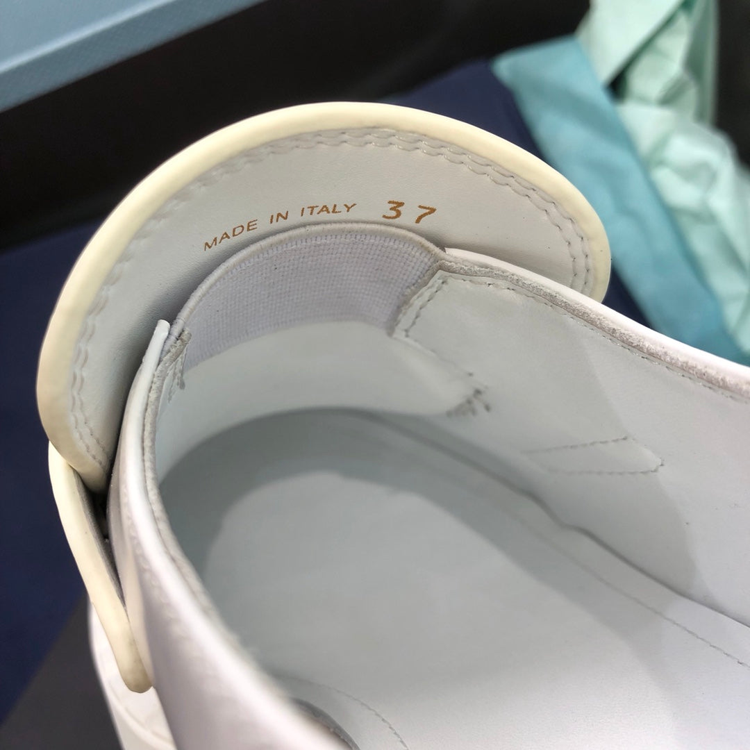 Prada鞋-Prada Loafers 亮皮三角銀字logo 厚底樂福鞋（白色）