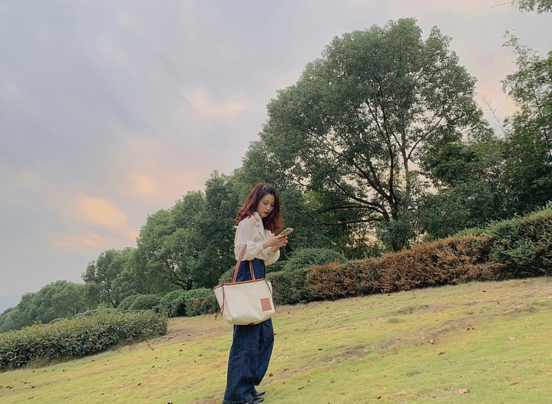 羅L威-Cushion tote 白色棕皮 上身圖