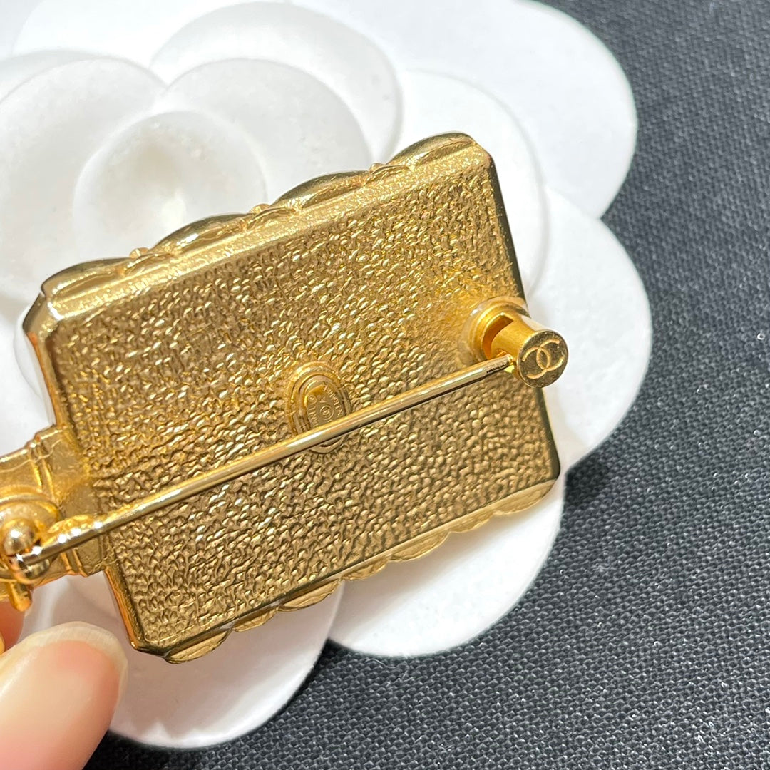 Chanel 胸針