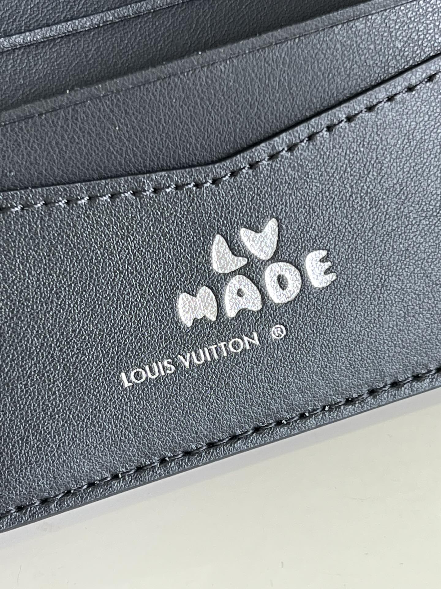LV M81020 牛仔黑短夾