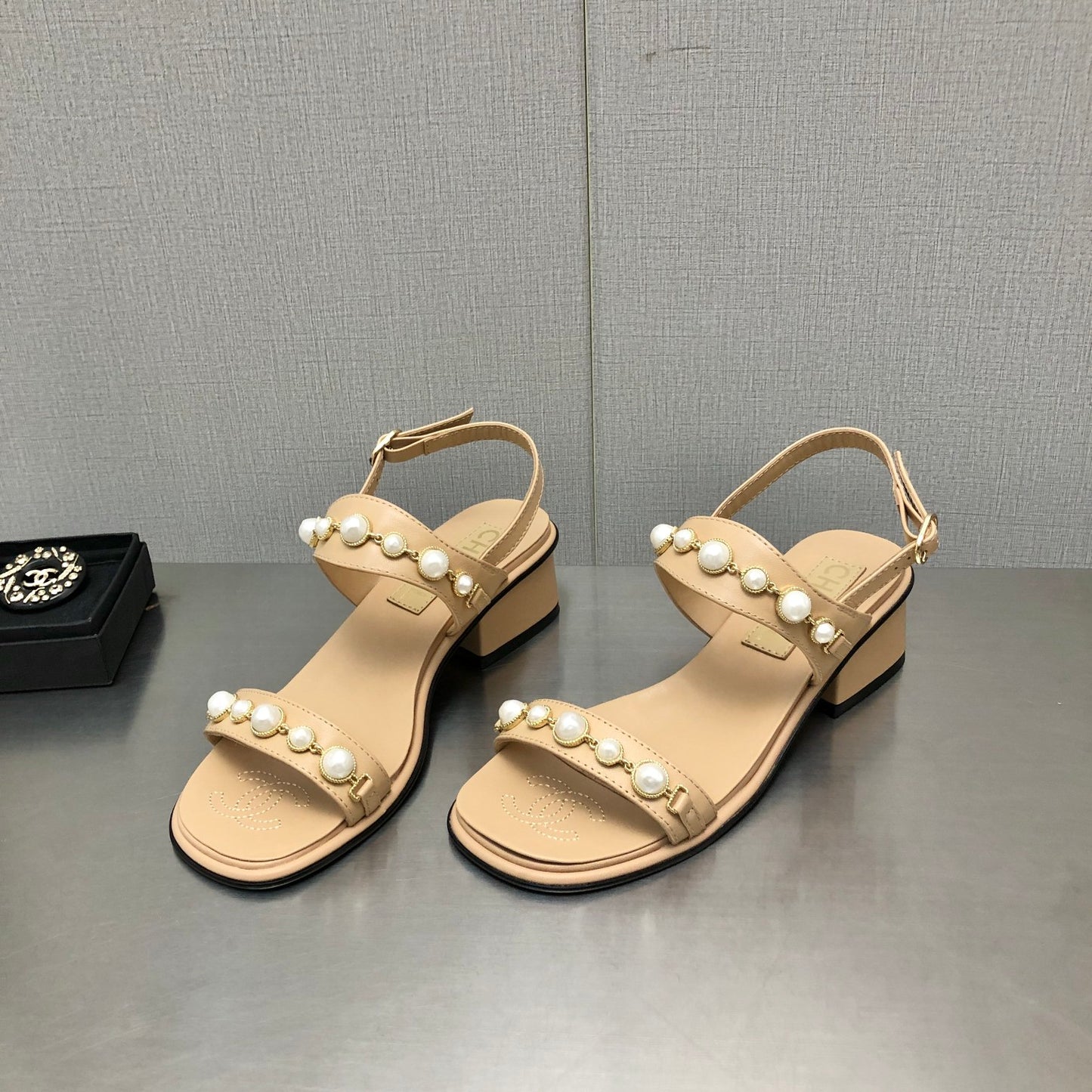 小香家-22A 手工坊珍珠釦涼鞋-內外羊皮（尺碼35-40）