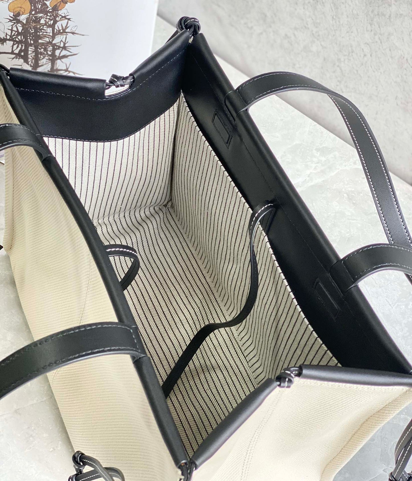 羅L威-Cushion tote 白色黑色