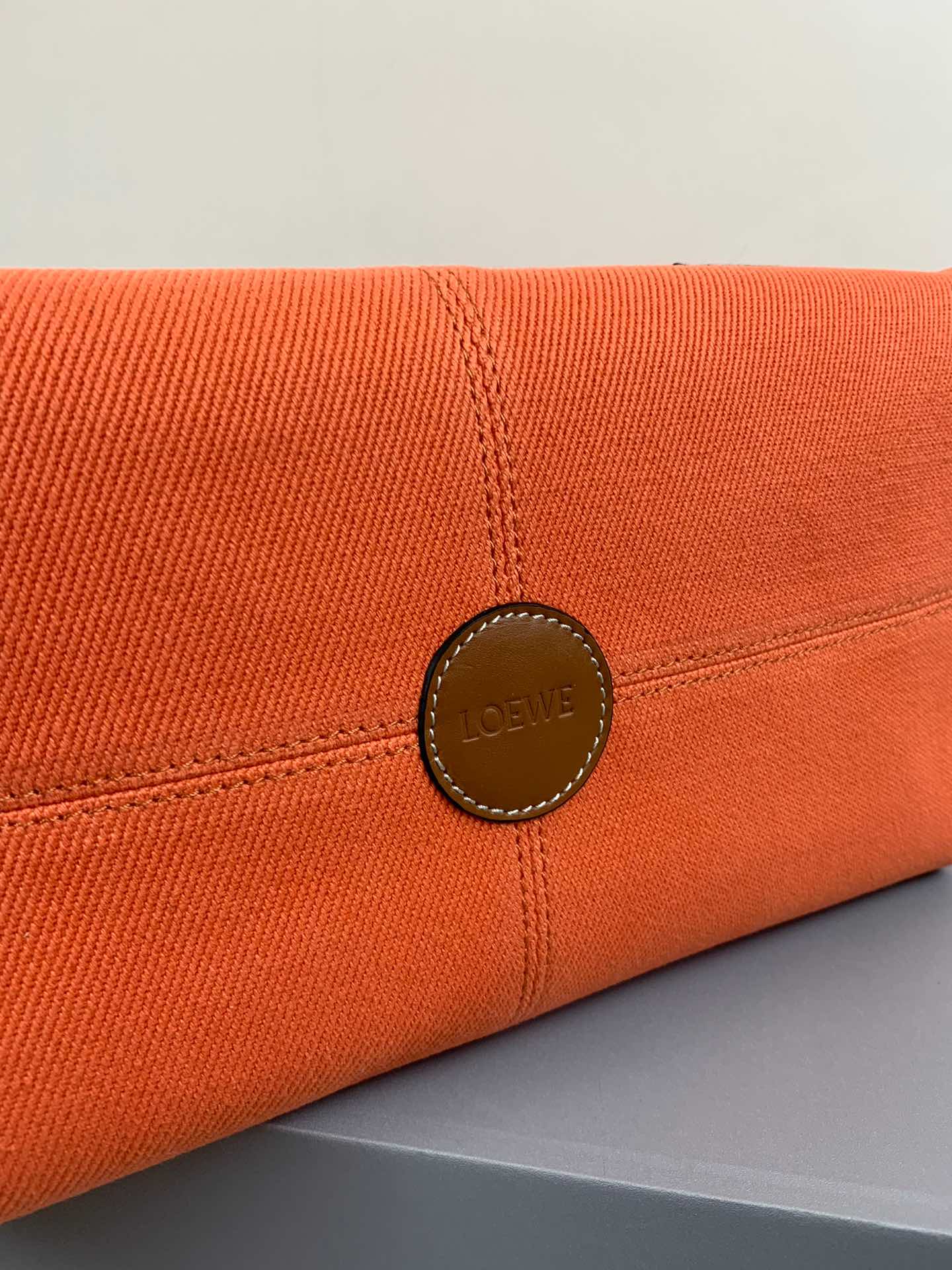 羅L威-Cushion tote 橘色棕皮