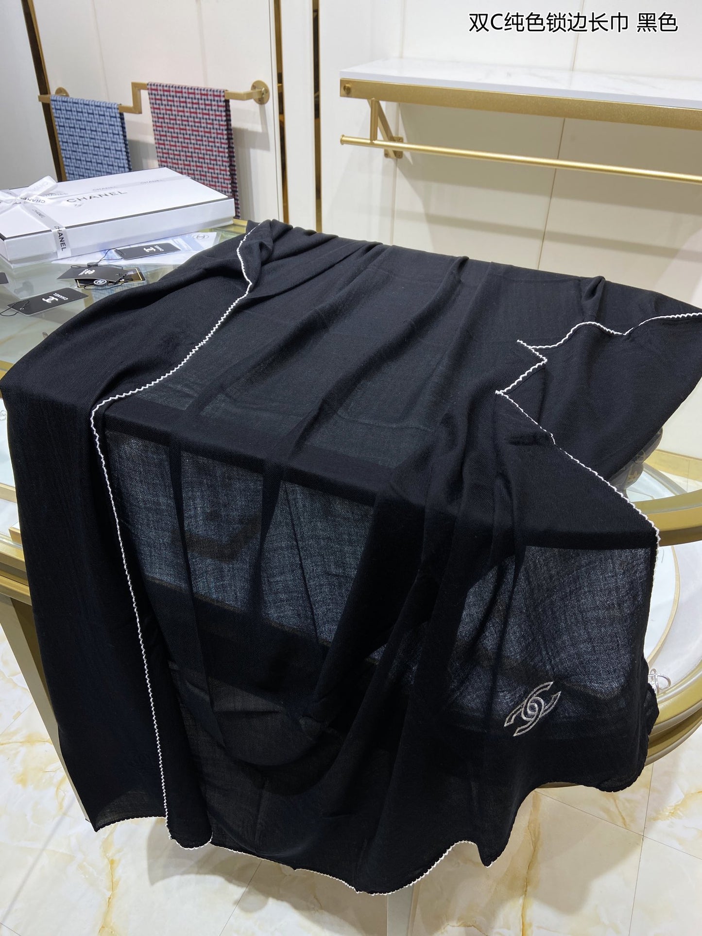 Chanel 純色鎖邊羊絨圍巾