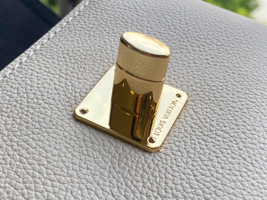 M58557 路L家-Lockme Tender 手袋 黑色