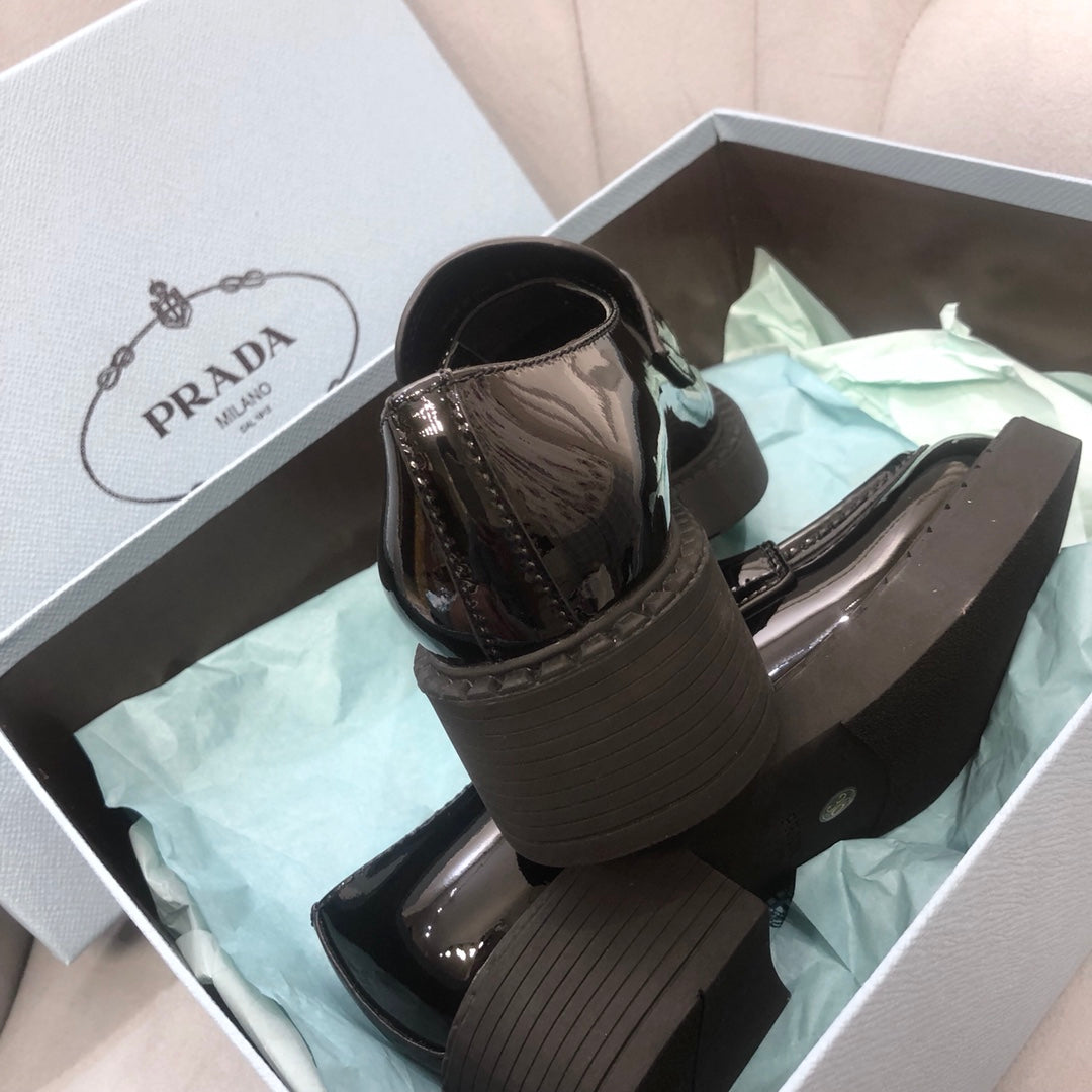 Prada鞋-Parda Loafers 亮皮三角銀字logo 厚底樂福鞋（黑色）