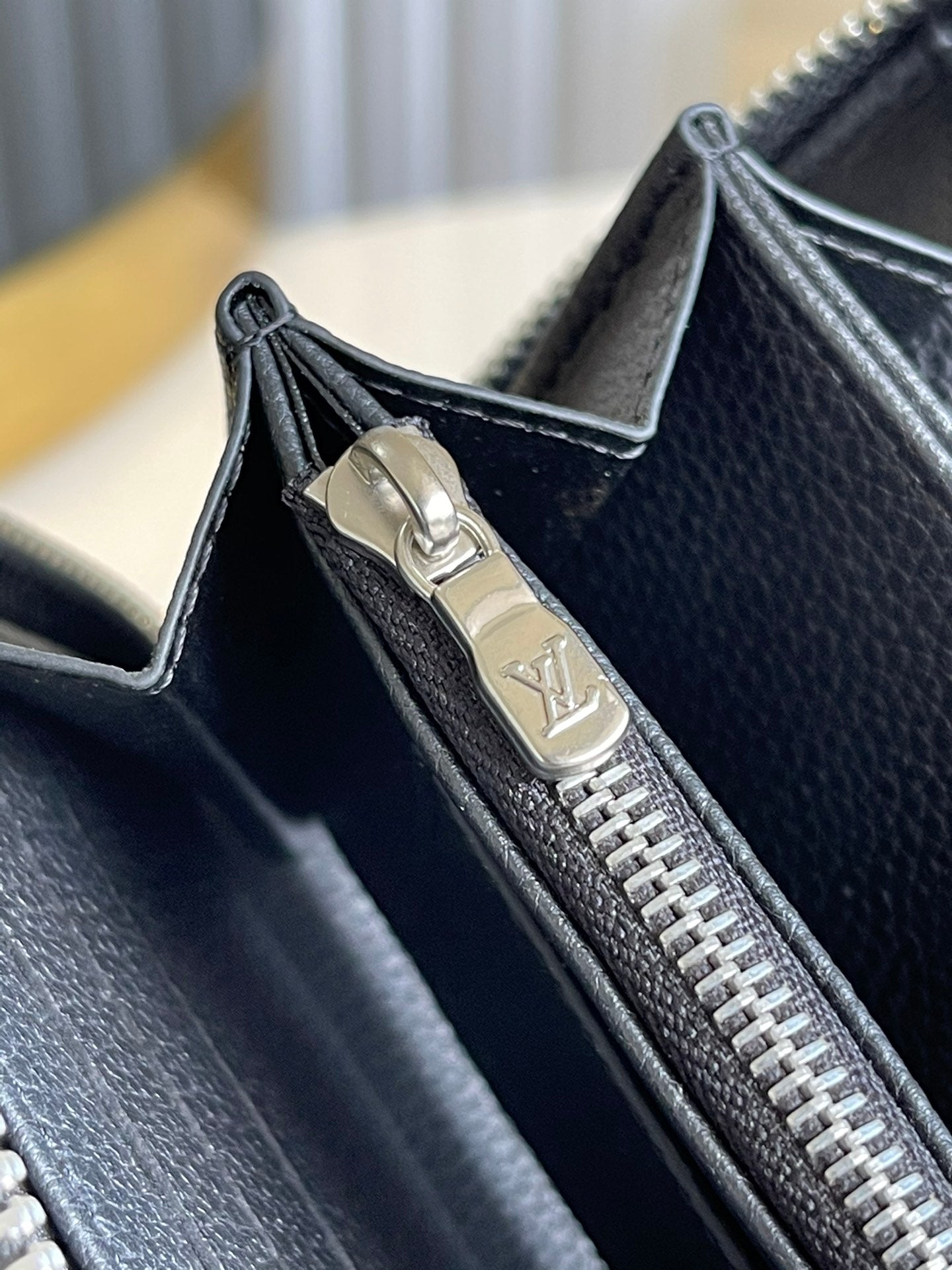 LV M62622 黑色 女士經典拉鍊長夾