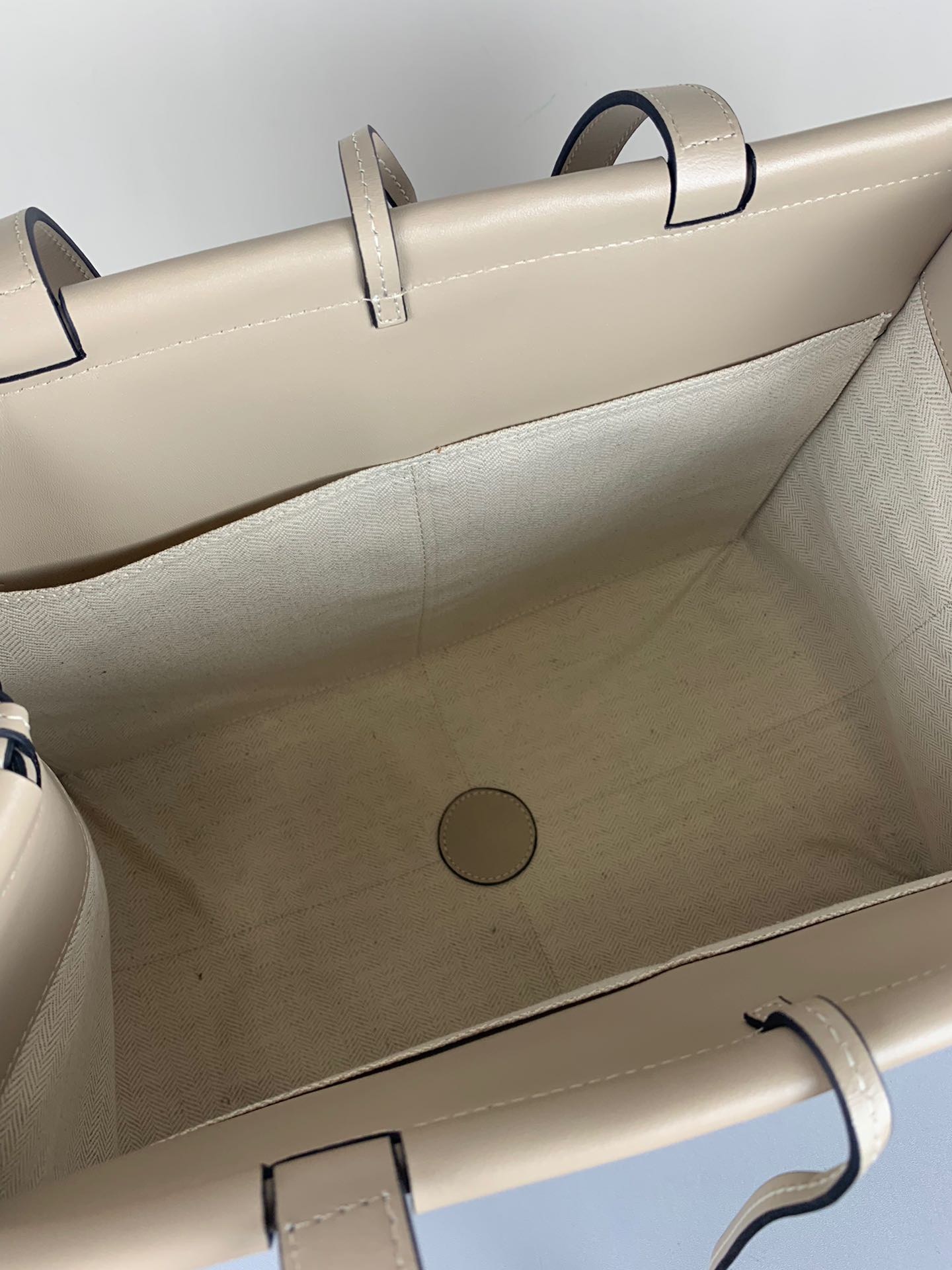 羅L威-Cushion tote 小牛皮 白色