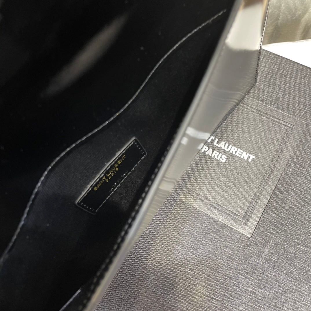 YSL ptown_新品手拿包-黑光滑皮金釦