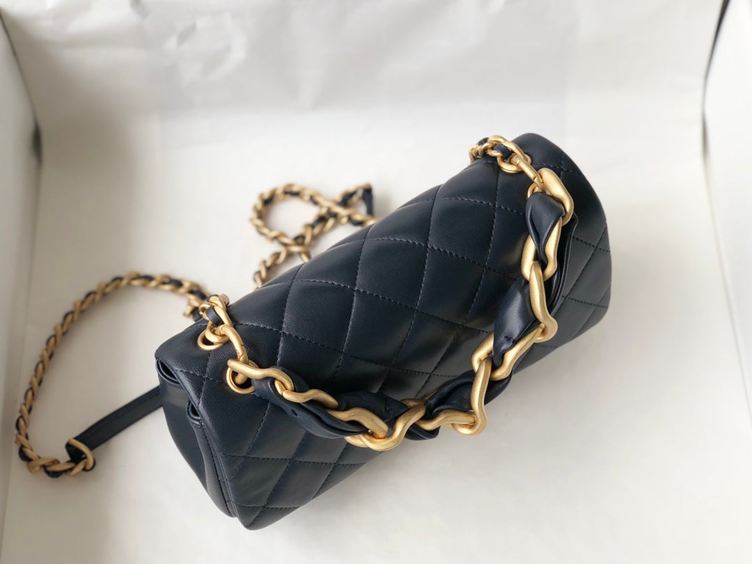 Chanel 拋光小羊皮菱格口蓋包-深藍色