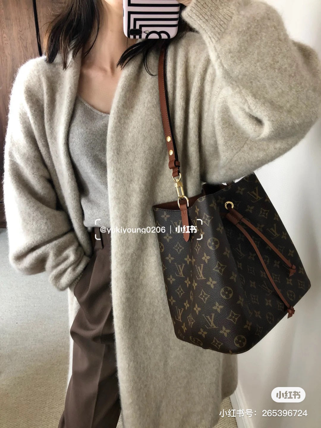 M44887 路L家-NéONOé手袋水桶包 焦糖色 上身照