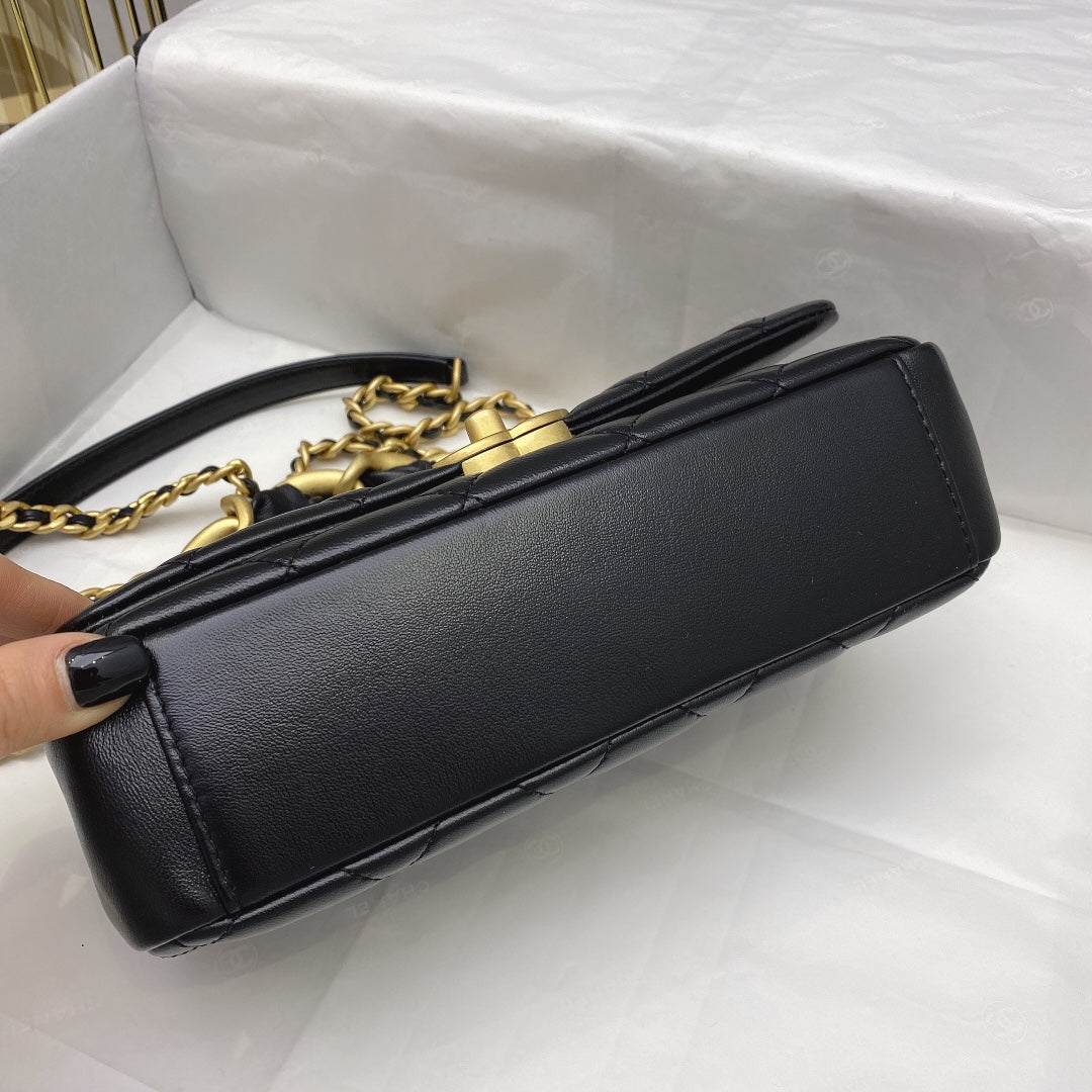 Chanel 拋光小羊皮菱格口蓋包
