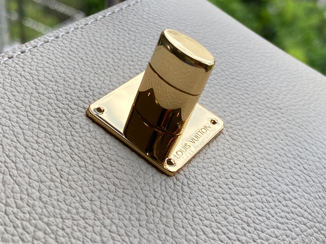 M58554 路L家-Lockme Tender 手袋 灰褐色