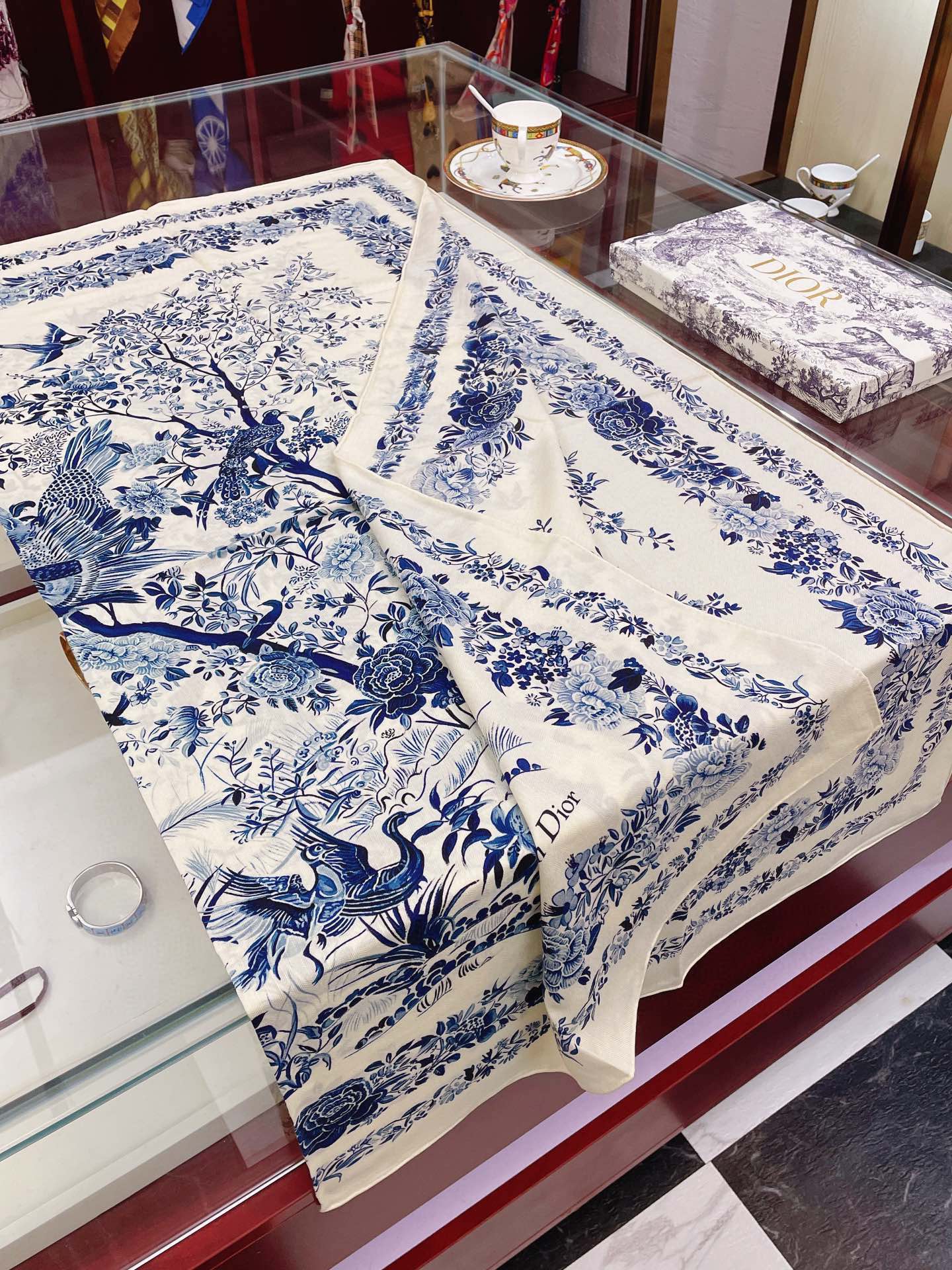 迪D家-森林花鳥方形圍巾 140*140cm 70%羊絨+30%真絲