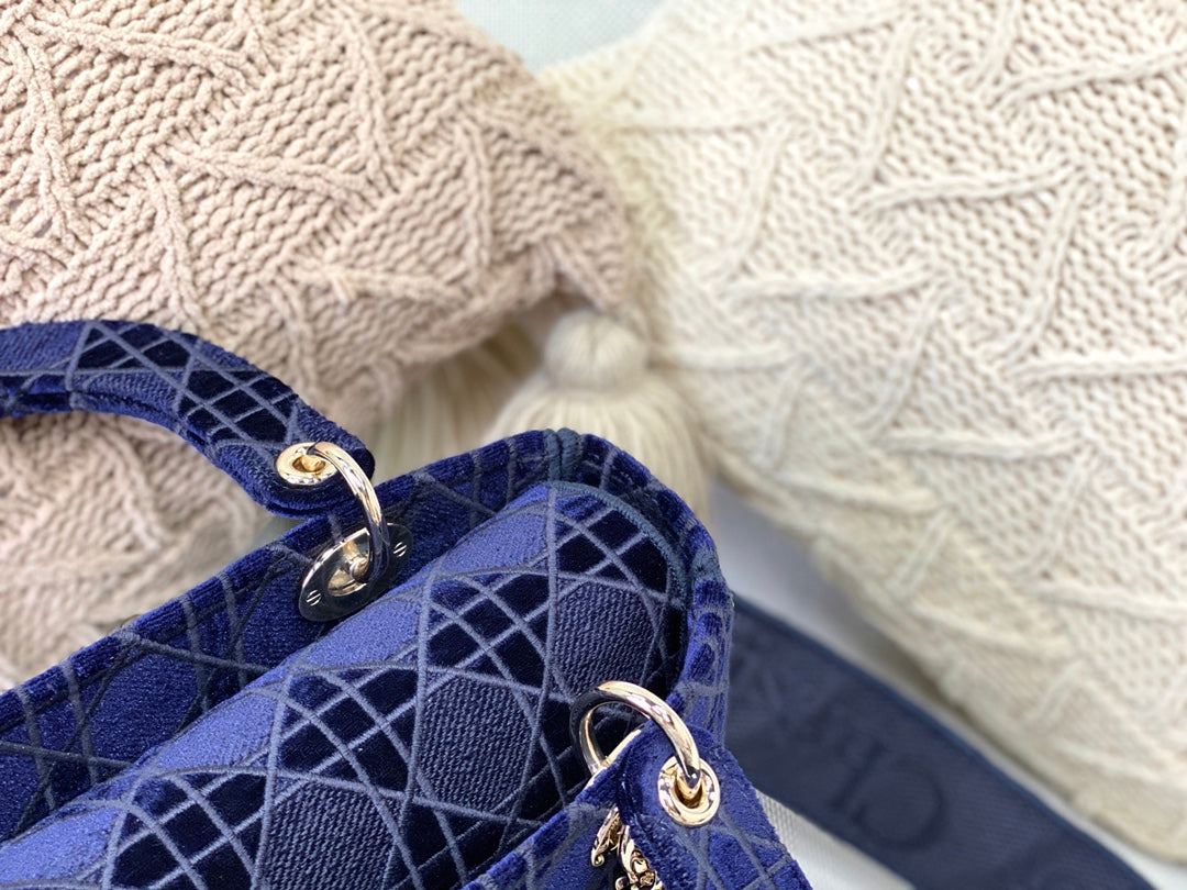 Dior Lady D-Lite黛妃包-天鵝絨刺繡藍色