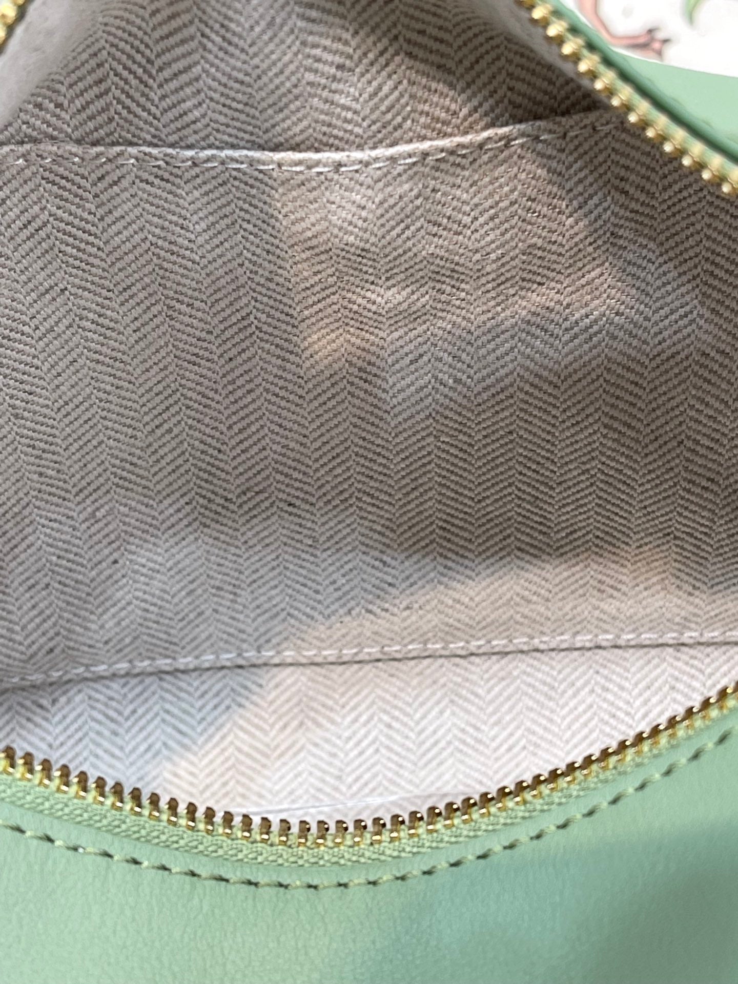 羅L威-Cubi 牛油果綠 帕納小牛皮飯盒包-20.5*17*12.5cm