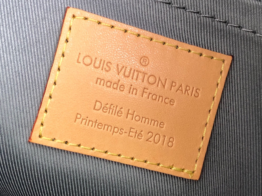 Lou-Monogram Titanium 手拿包