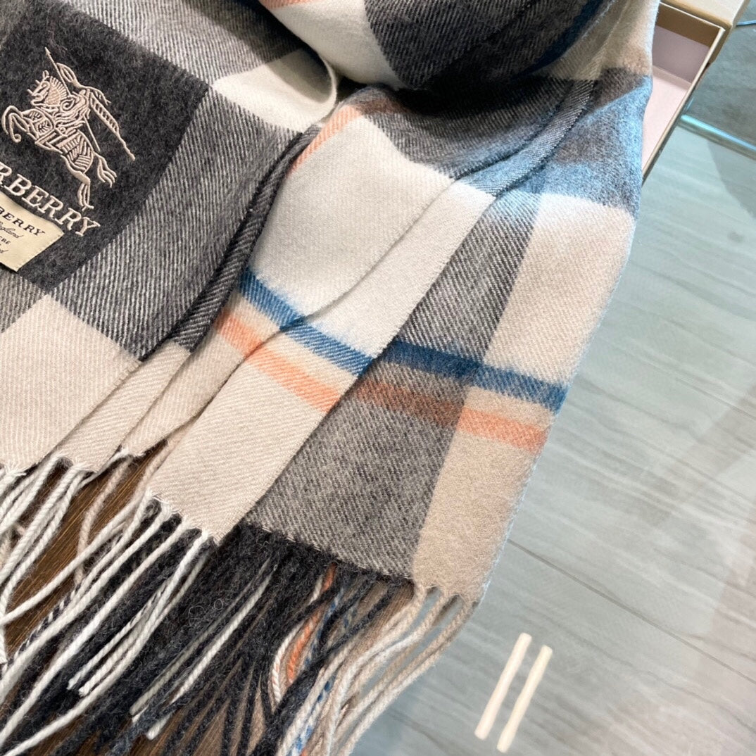 Burberry 刺繡戰馬羔羊絨圍巾-可當披肩