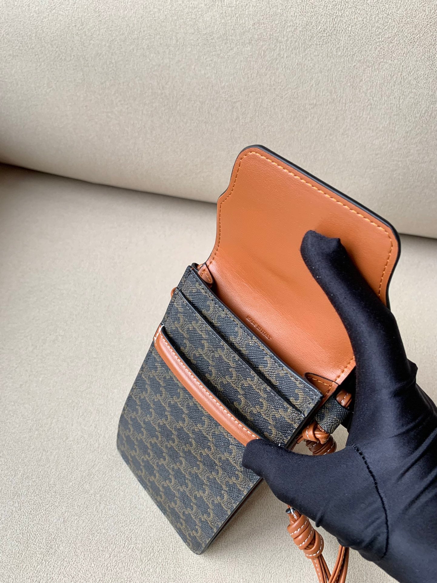 Celine 標誌印花羊皮革翻蓋手機包