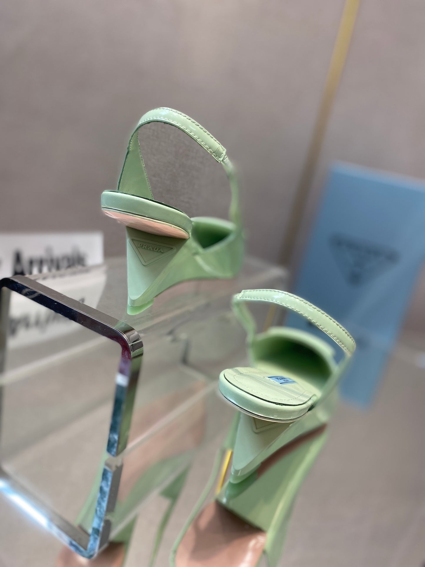 Prada鞋-Prada 漆皮低跟涼鞋（青蘋果綠）