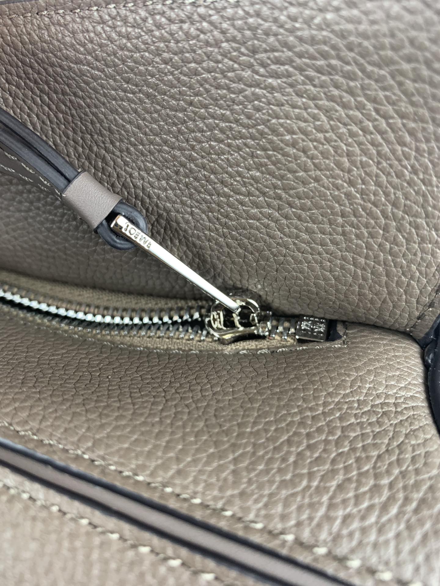 羅L威-puzzle bag 小牛皮 灰褐色 小號