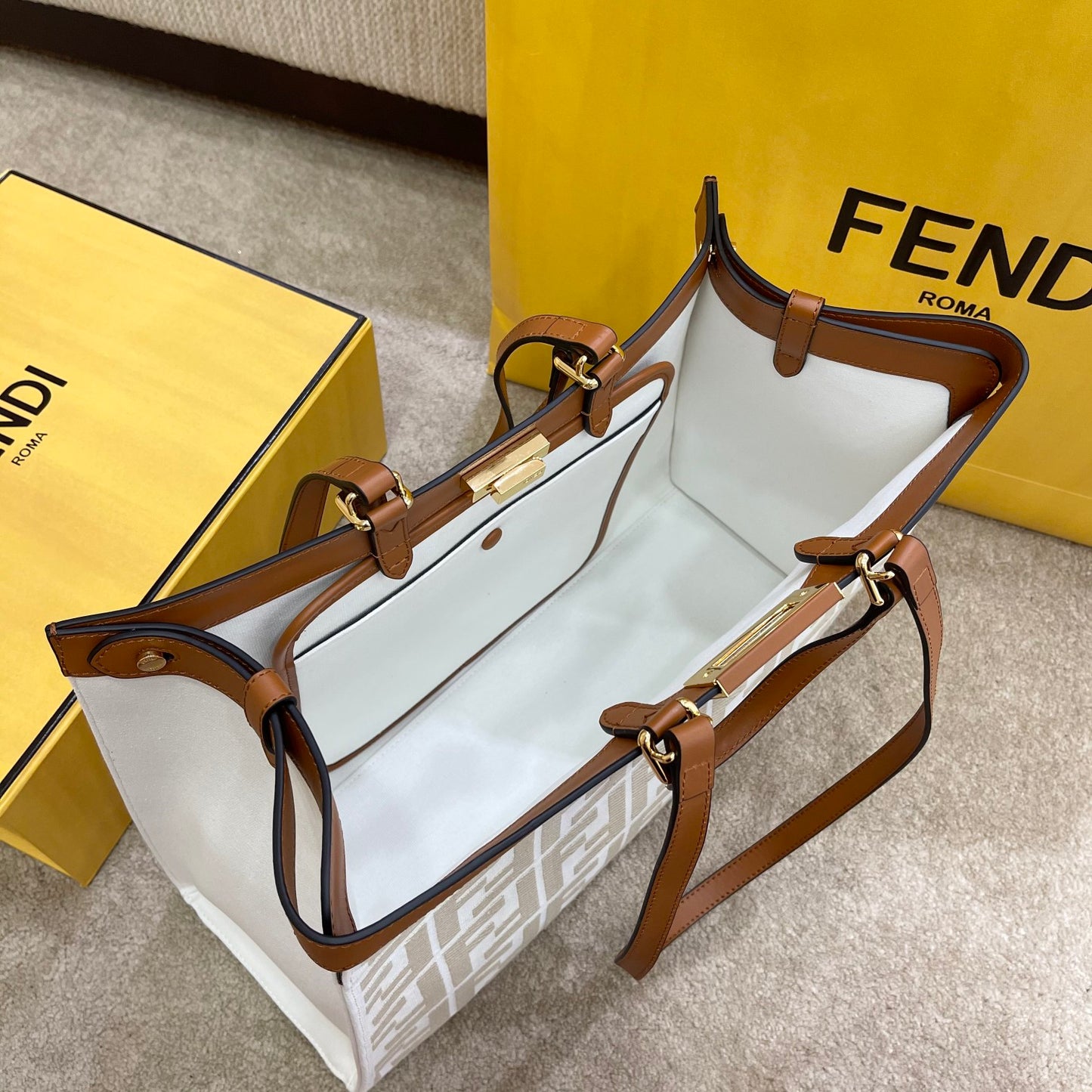 芬F家-PEEKABOO-TOTE-杏色皮革手提