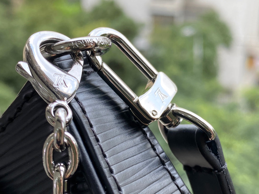 LV M80471 黑色 Easy Pouch On Strap 手袋