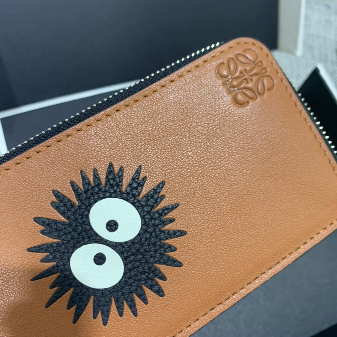 Loewe 限量款拉鍊小卡包“煤球”系列