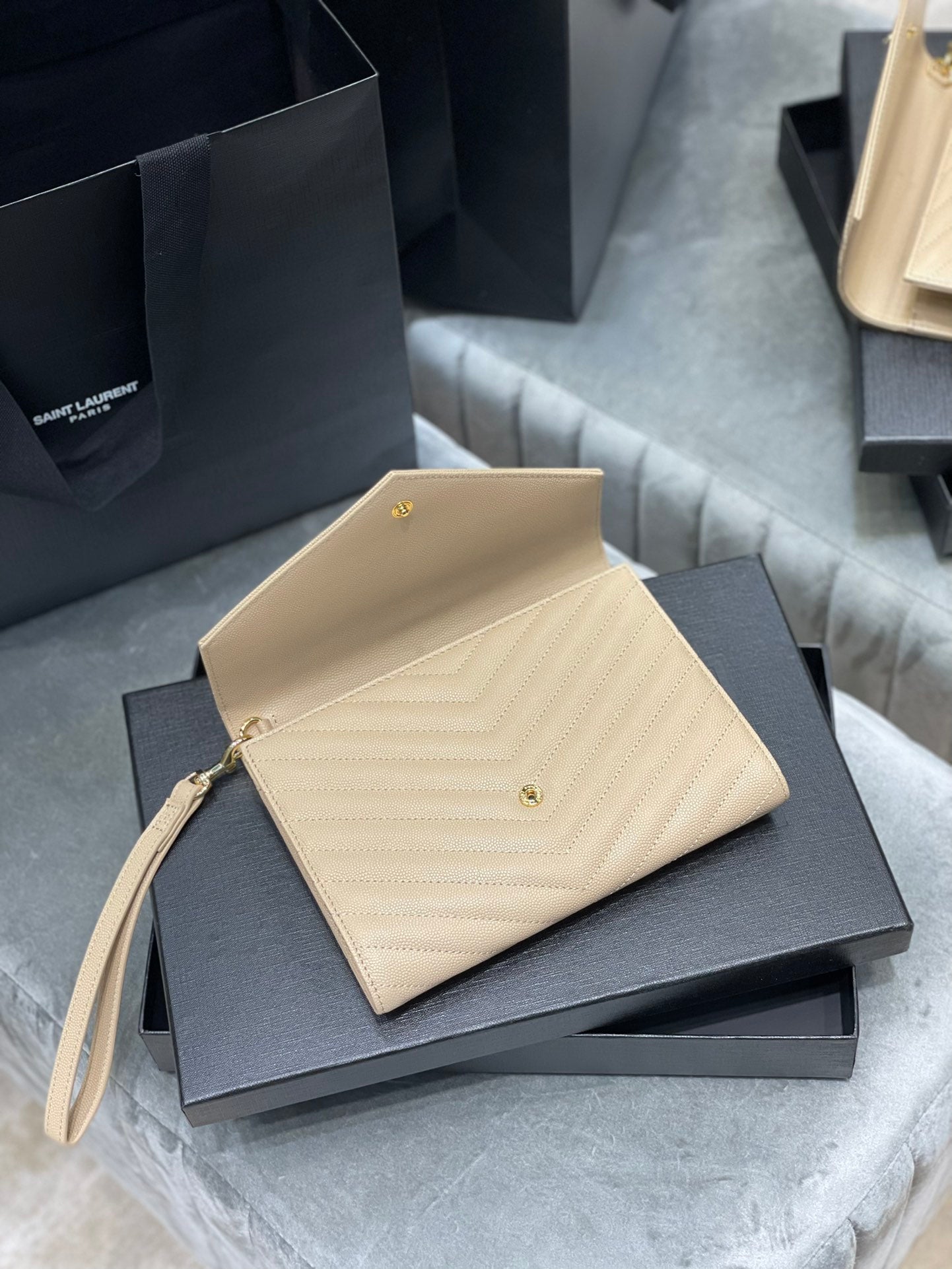 YSL_魚子醬手拿包-杏色金扣