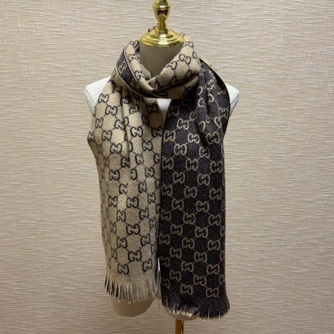 Gucci 雙面羔羊毛圍巾