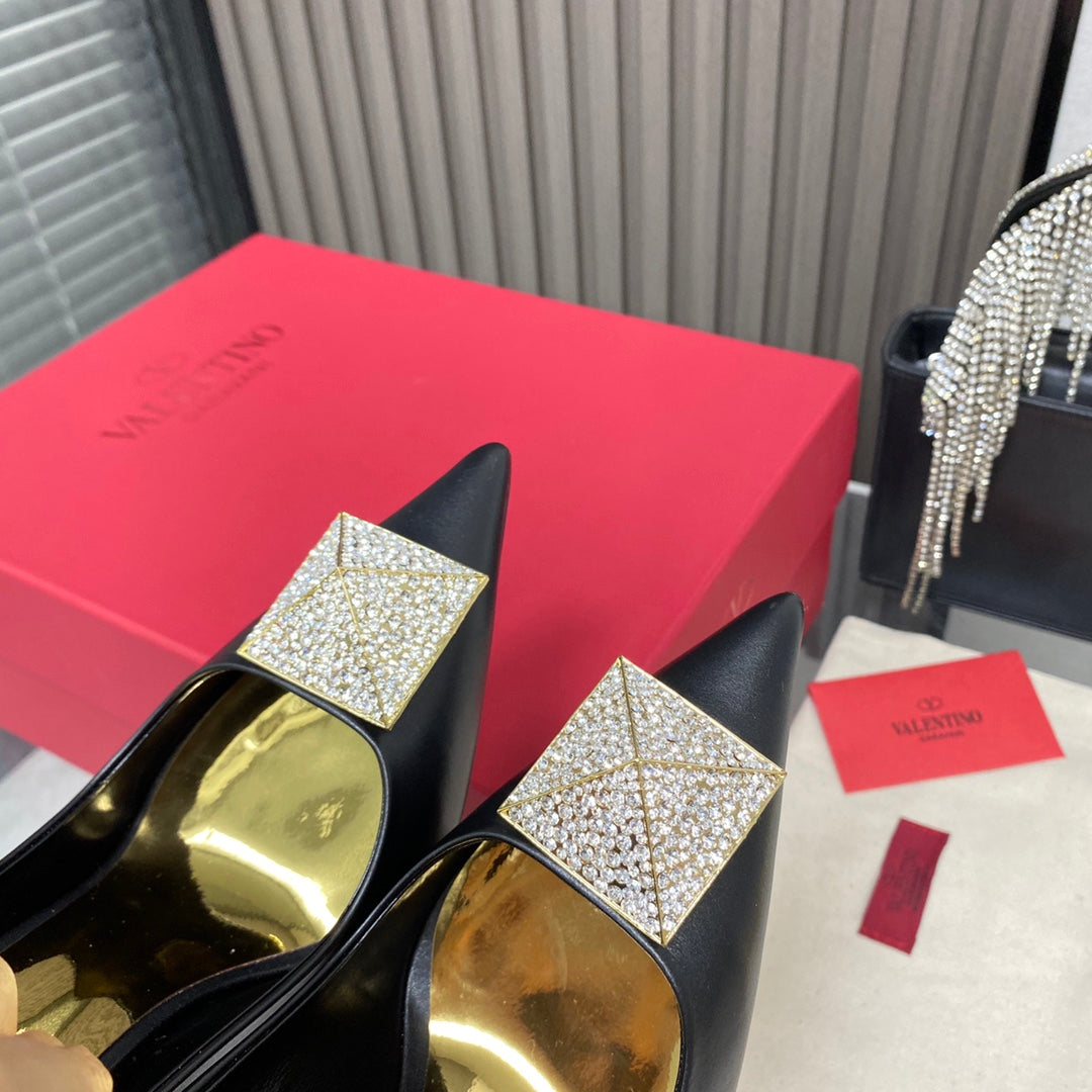 范倫V-2022秋冬新款 鉚釘五金高跟鞋 黑色