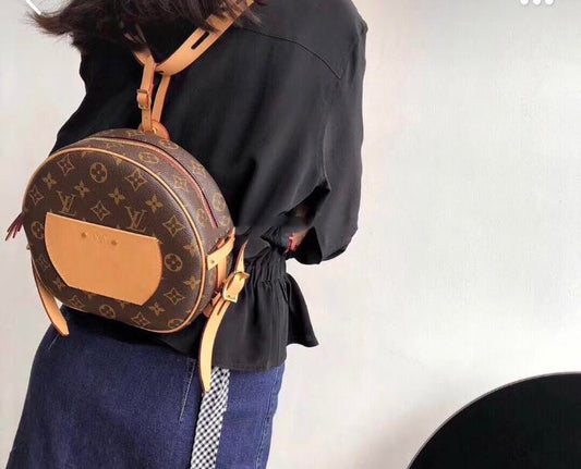 M43512 路L家-BOITE CHAPEAU SOUPLE軟圓餅包 上身圖